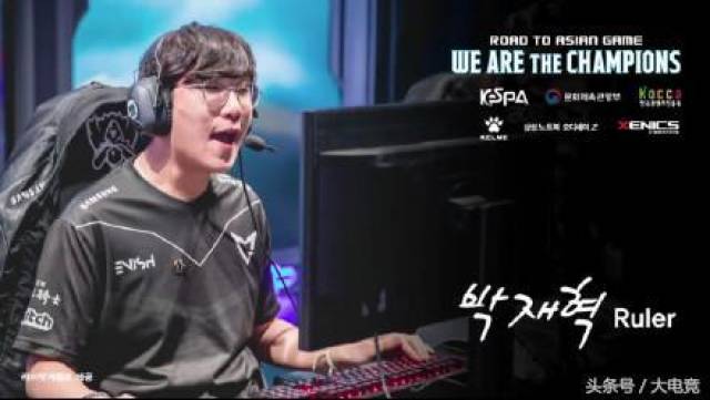 他的左脚踝 他的左脚踝